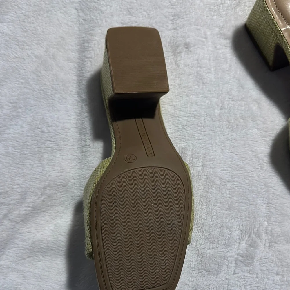Bandolino Green Mules with Nature-Inspired Design - Picture 4 of 8